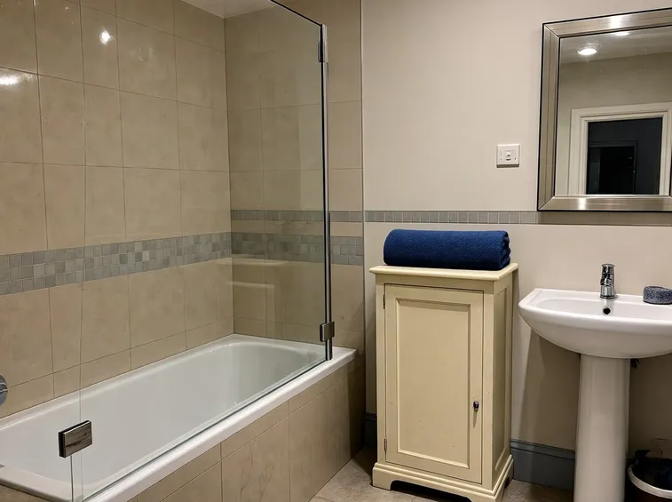 bagno con vasca e doccia