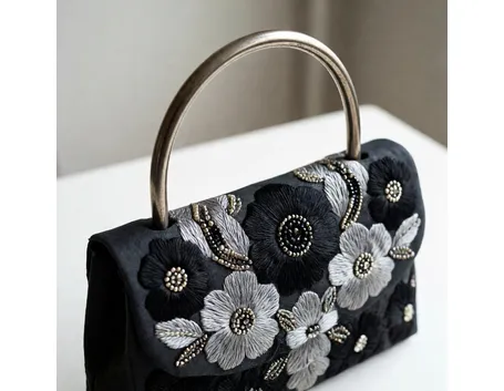 borsa con fiori e perline