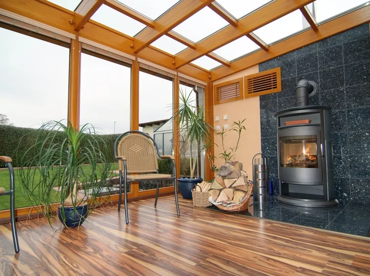 interno veranda in legno