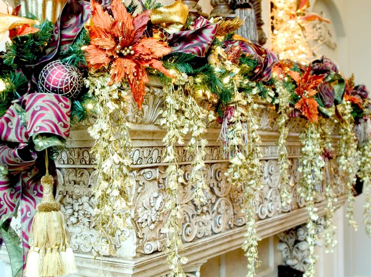 esempio di decorazioni natalizie per caminetto