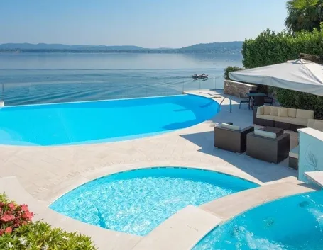 Alcune note sui costruttori di piscine