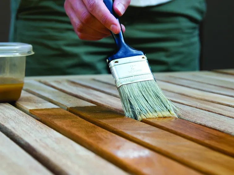 stesura vernice per legno
