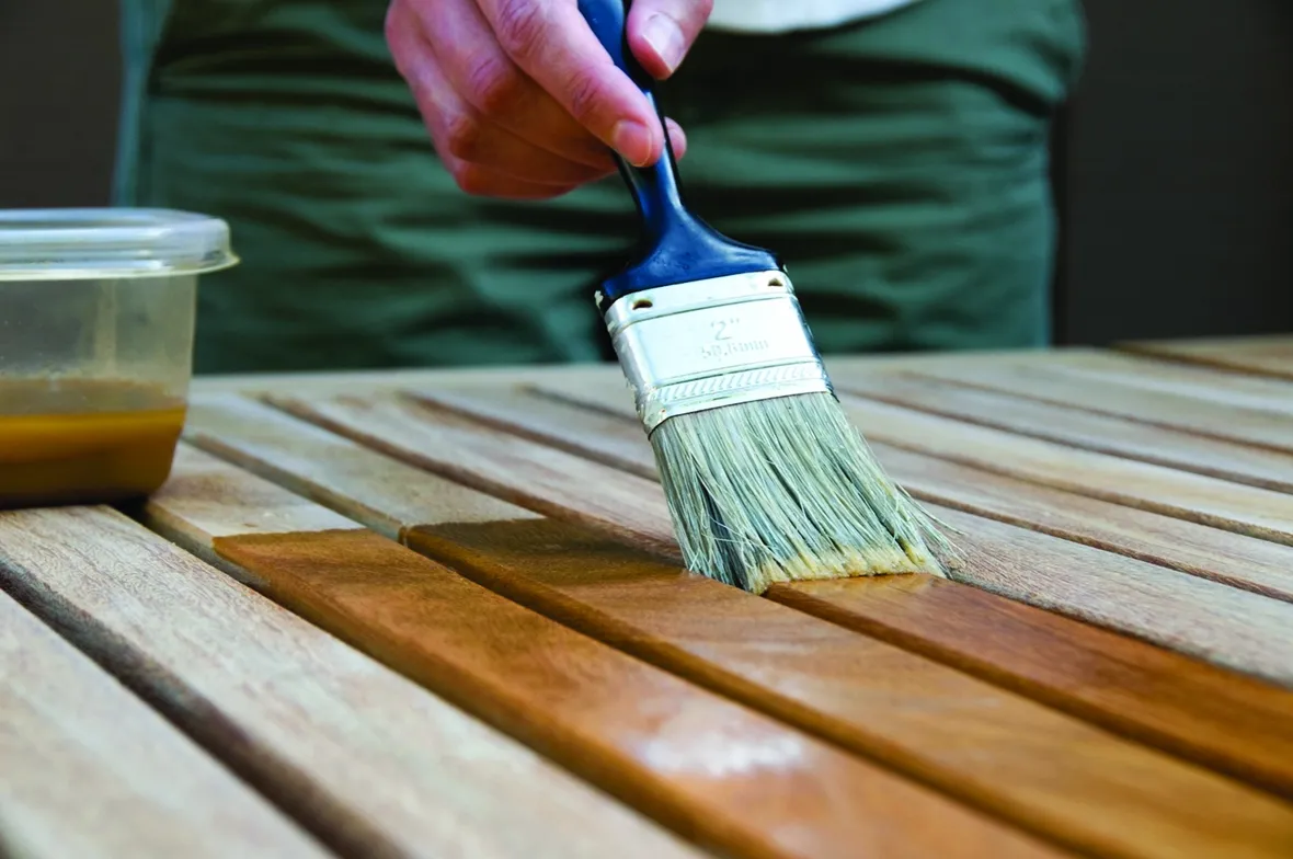stesura vernice per legno