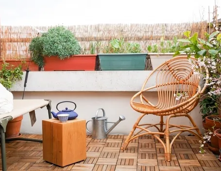 pomodori coltivati su terrazzo